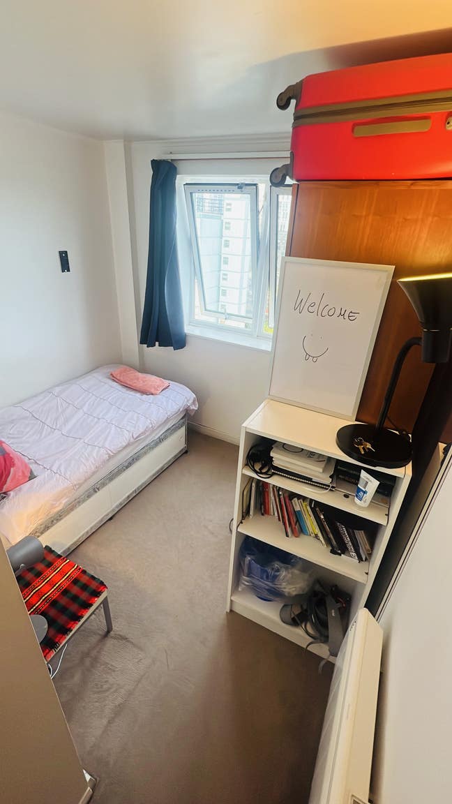Clean & Bright Room in a Big Modern Battersea  Main Photo