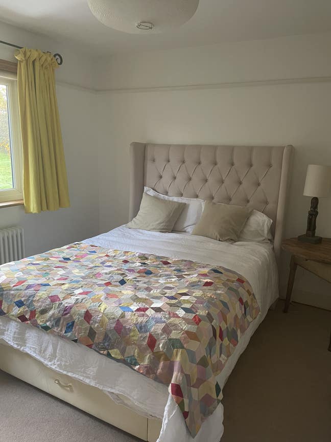 Large Double Room Facing the Village Green Main Photo
