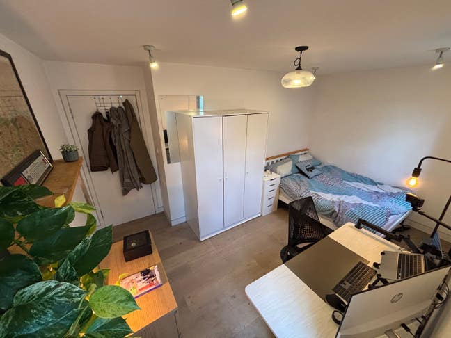 Large Double Room in Fun, Friendly Home Main Photo