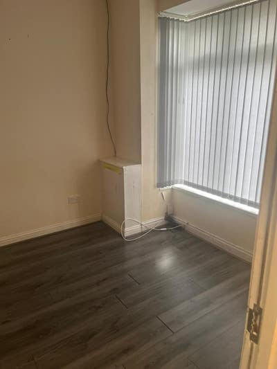 B8 – 4 Bright Rooms Available – All Bills Inc. Main Photo