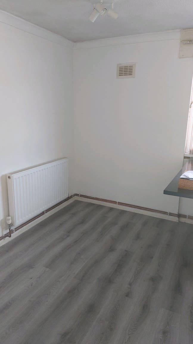 1 double room available in a spacious 3 bed flat Main Photo