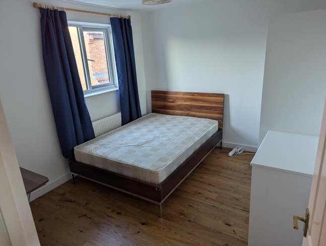 Double bedroom, modernised, all bills included Main Photo
