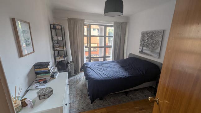 Double room available in Zone 1 Aldgate 2 bed flat Main Photo