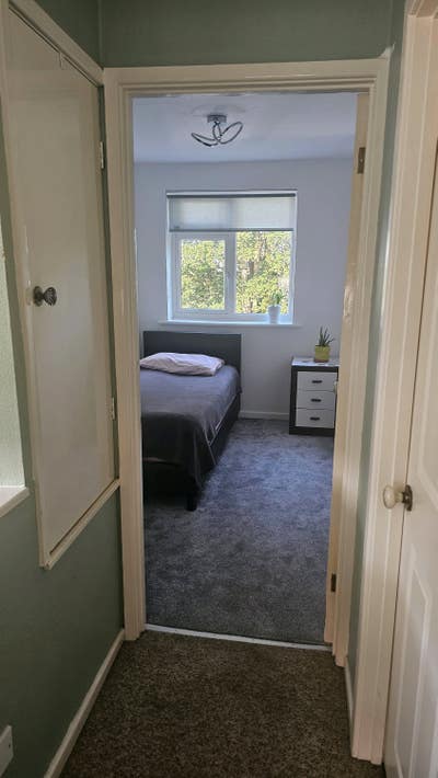 Single Room + Driveway Parking Main Photo