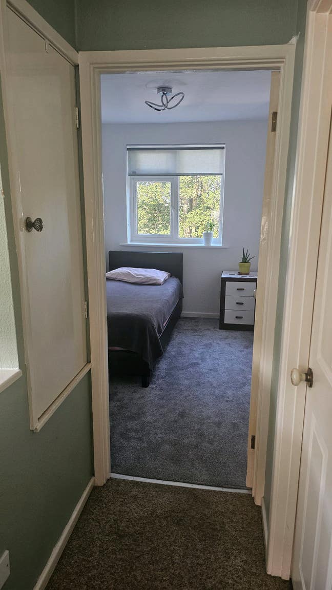 Single Room + Driveway Parking Main Photo