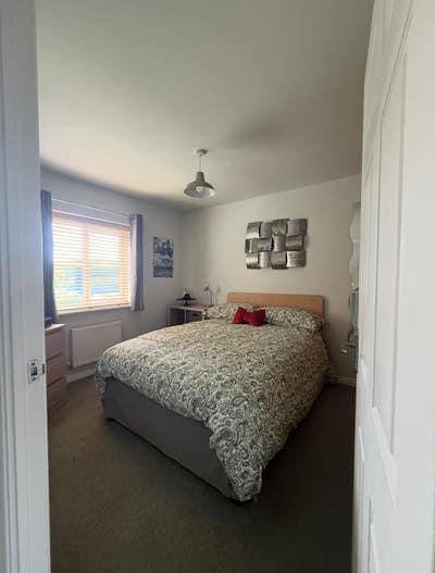 Modern Large Furnished Double Bedroom  Main Photo