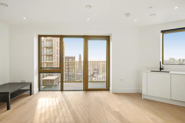 Luxury 2 Bed Flat Brentford. City and Stadium View Main Photo