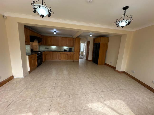 Spacious 4-Bedroom House to let in Enfield, EN3 Main Photo