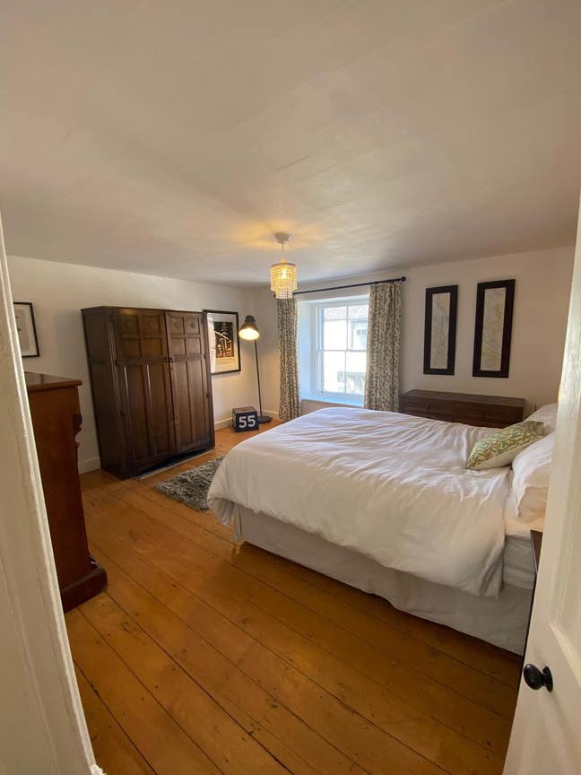 Spacious Double Room in Renovated House Main Photo