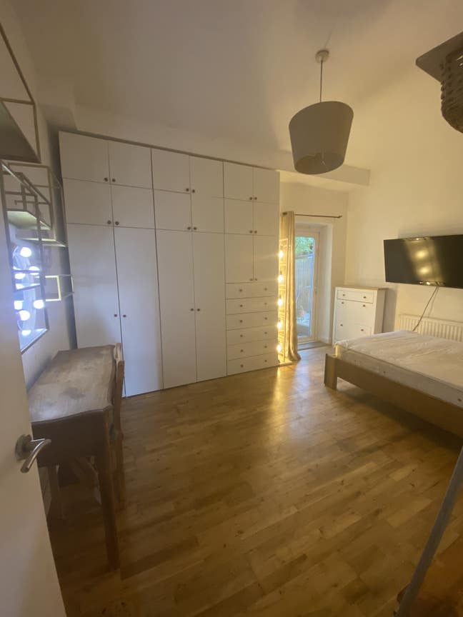 Very large bedroom with garden in social 2 bed  Main Photo