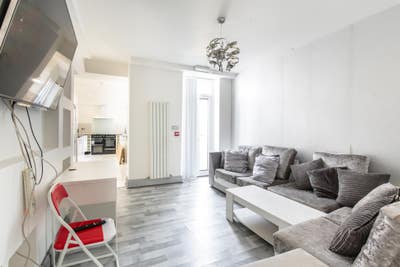 Newly refurbished near the city  Main Photo