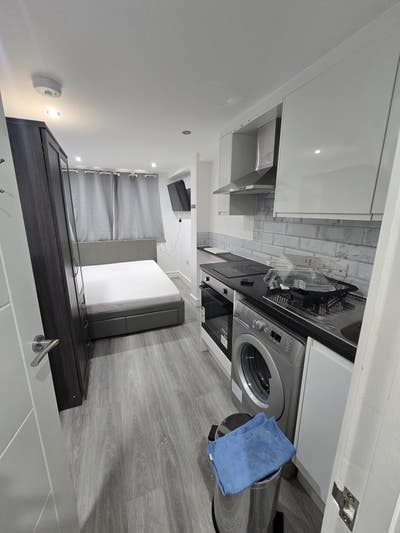 Newly refurbished and fully furnished studio. Main Photo