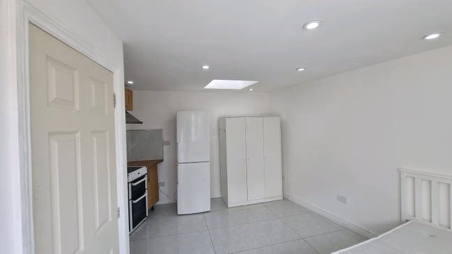 Studio Available for 2 in Thronton Heath Main Photo