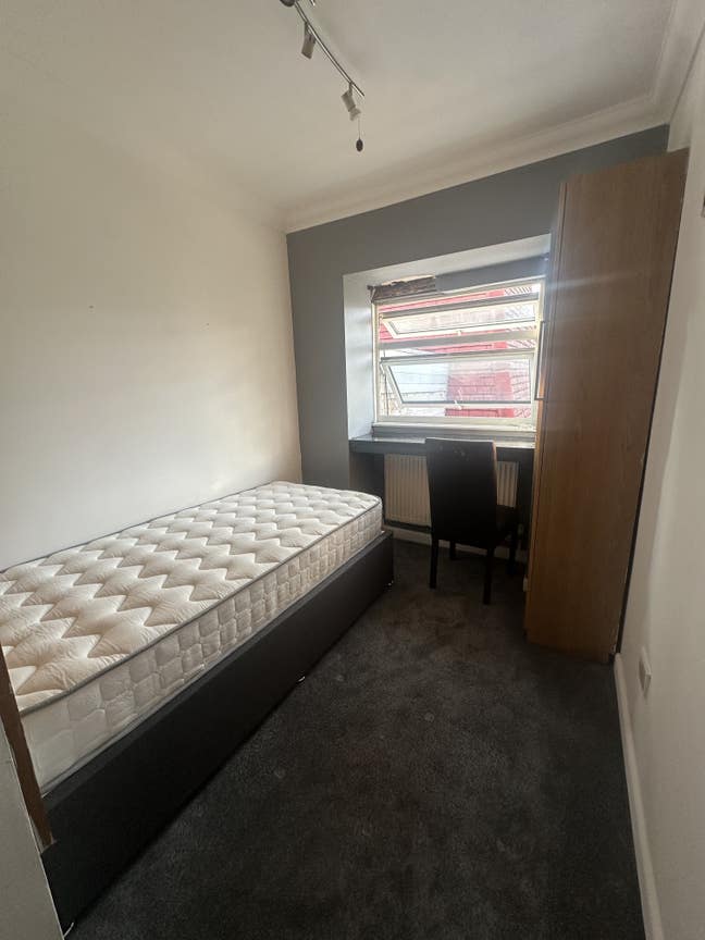 Single room ensuite shower  Main Photo
