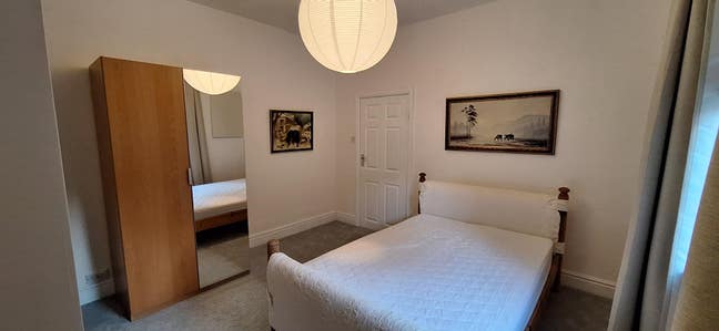 Double room to rent in house in town Main Photo