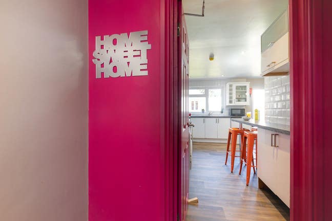 Spacious en-suite with fridge in room & parking  Main Photo