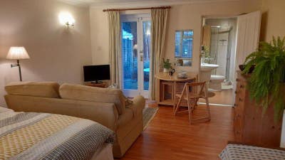 Large ensuite bedsit with own entrance Main Photo
