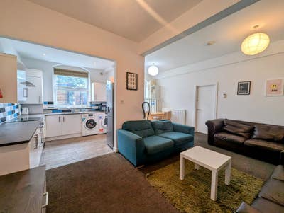 Student - Hyde Park - All Inclusive-Large Bedrooms Main Photo