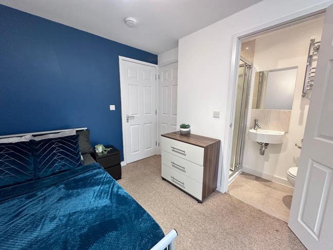 🍂Situated In Highly Sought After Downly 🍂 Main Photo