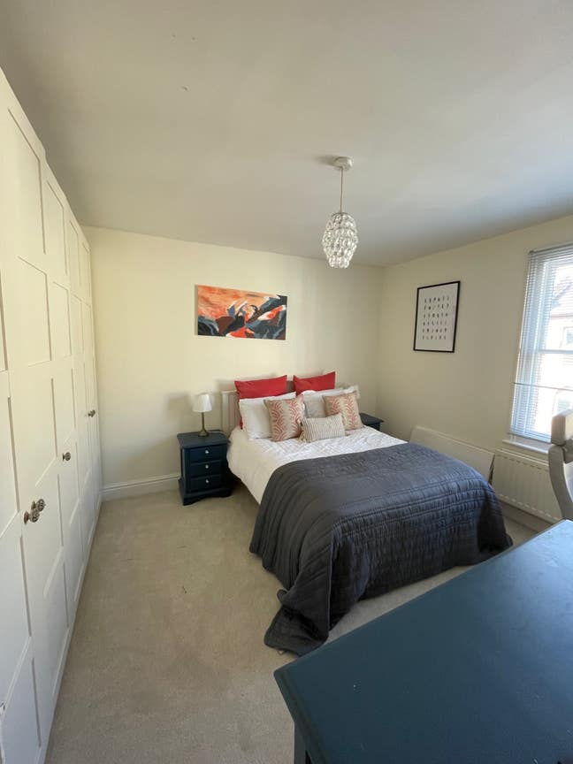 Large Double Room with private bathroom  Main Photo