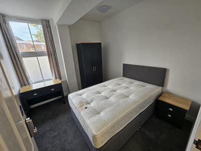 Clean, Modern Room (5min walk to town centre) Main Photo