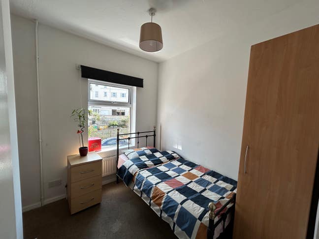 Smart bright single or double room in town centre Main Photo