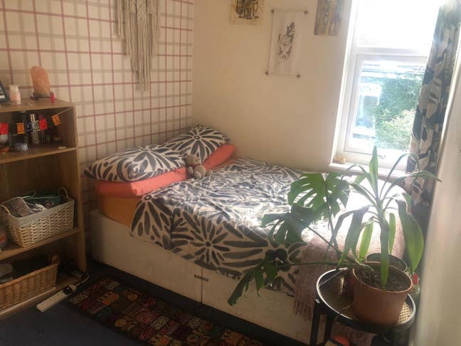 Available 30th August Rent: &pound;300 plus bills ~&pound;100 Main Photo