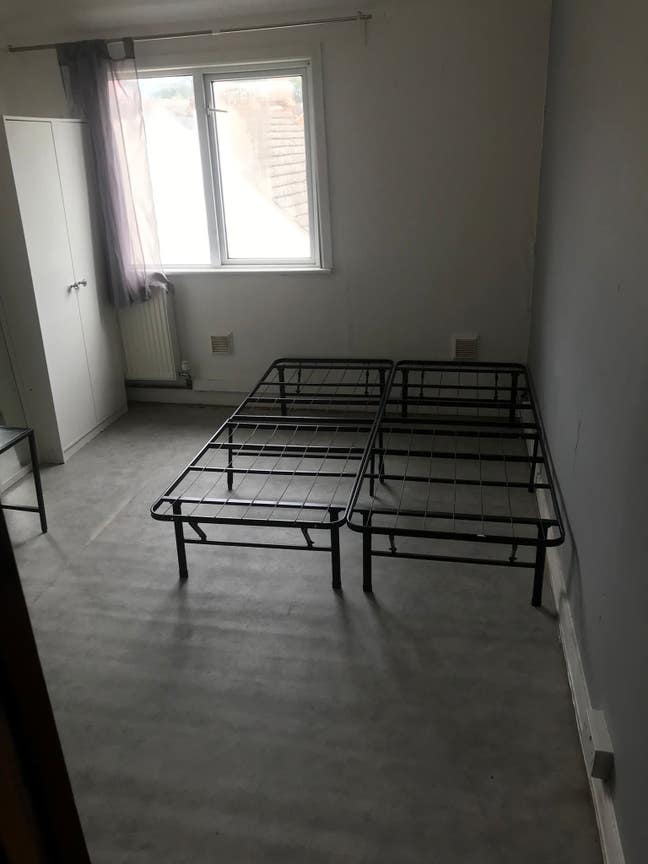 Spacious double bed room Main Photo