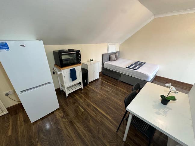 🛏️ Studio Flat to Let in - Edmonton- Main Photo
