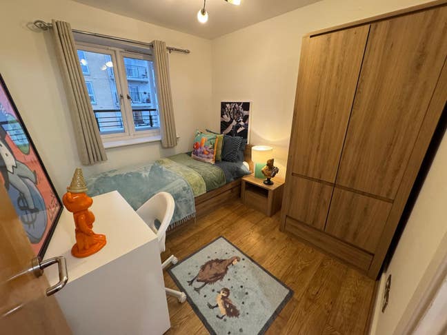 Affordable double room in E14 location 🎯 Main Photo