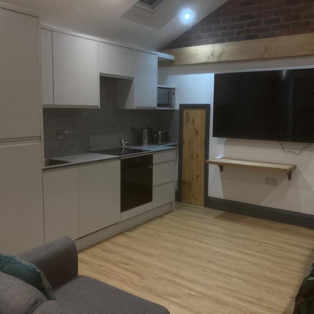 Studio  Close to Uni campus   Main Photo