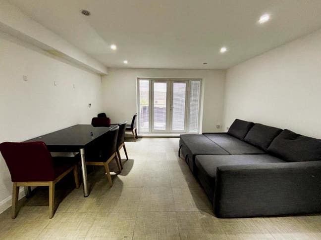 Modern Spacious Two Bedroom Flat Main Photo