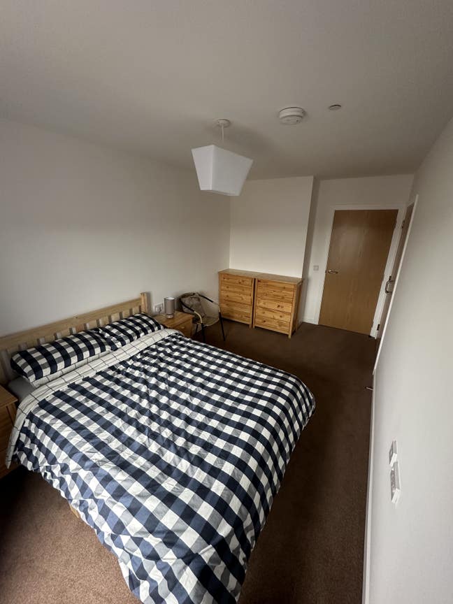 Double Bedroom in Flat Near Underground Station Main Photo
