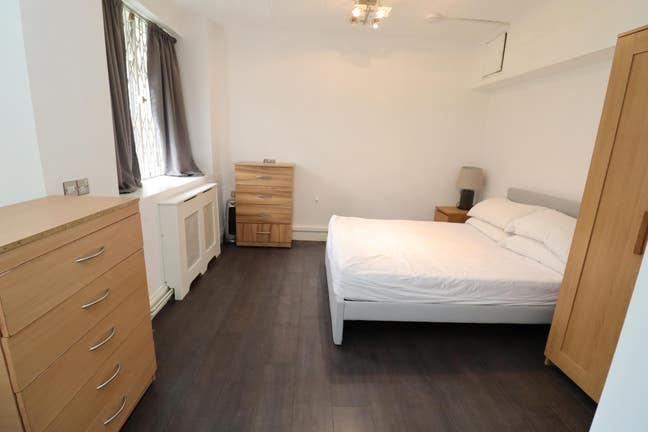Modern Double + Your Own Bathroom – Prime Zone 2! Main Photo