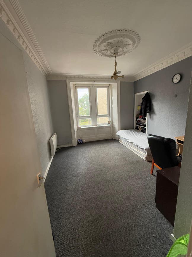 A double sized room available in a 2 bedroom flat Main Photo