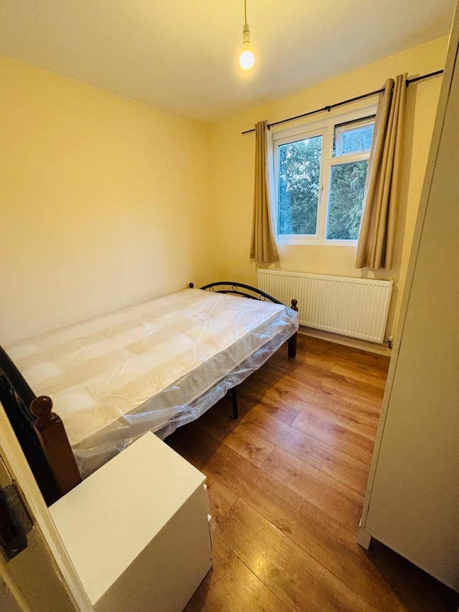 Modern and Clean Room in Norbury Main Photo