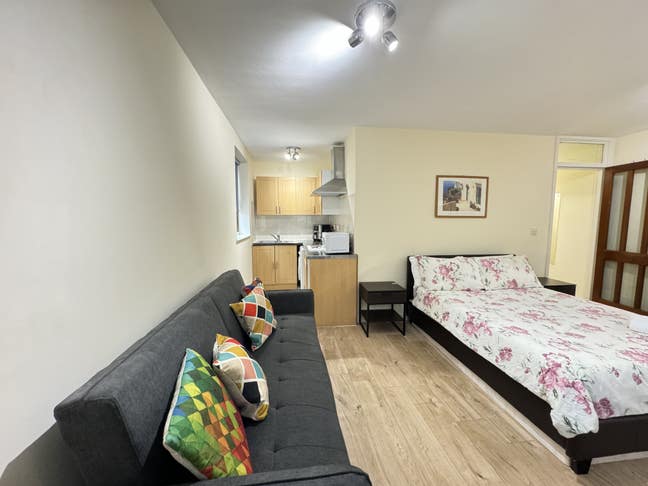 Spacious Studio Flat with Concierge in SW5  Main Photo