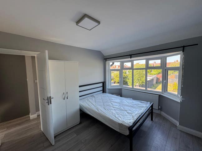 🏡Newly Refurbished 4 Bed House In Mitcham  Main Photo