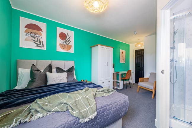 "Spacious Ensuite Room on Camphill Road in CV10" Main Photo