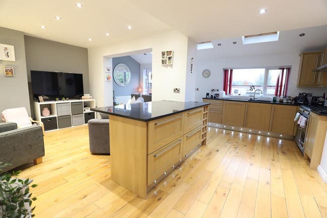 1 double bed en-suite available  Main Photo