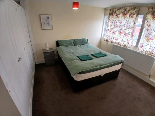 Two Bed House in Raynes Park Main Photo