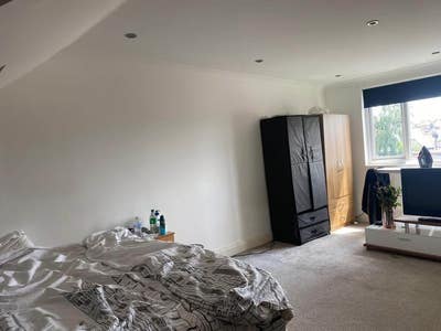 Ensuite Master Room to Let IN Ilford IG5 0DP  Main Photo
