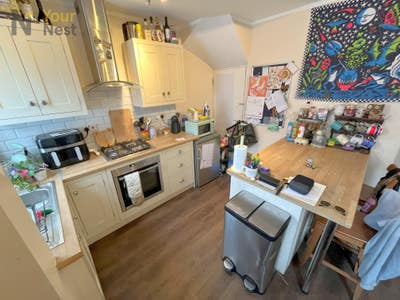 Stylish Two-Bed Terrace in the Heart of Hyde Park Main Photo