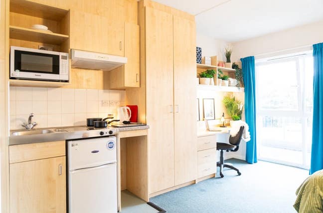 Large Ensuite Studio – Broadgate Park – 5 mins to  Main Photo