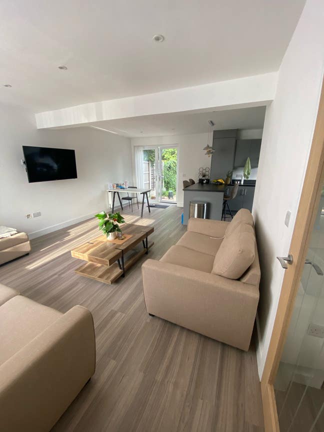 Newly renovated Bedroom with Large Communal Spaces Main Photo