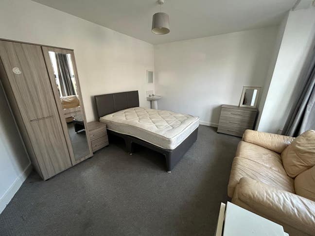 Spacious Room - Central Newquay  Main Photo