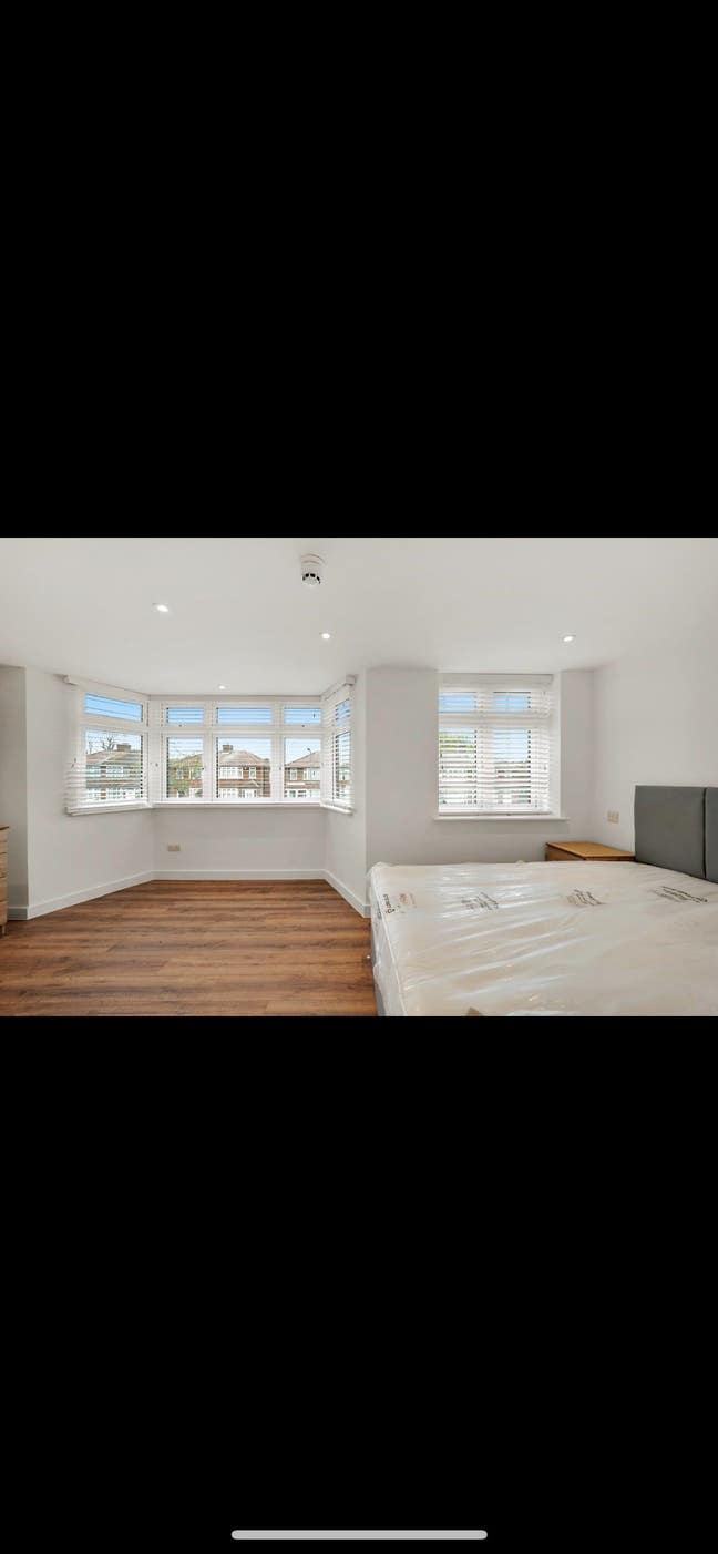 Large ensuite  room to let in modern house  Main Photo