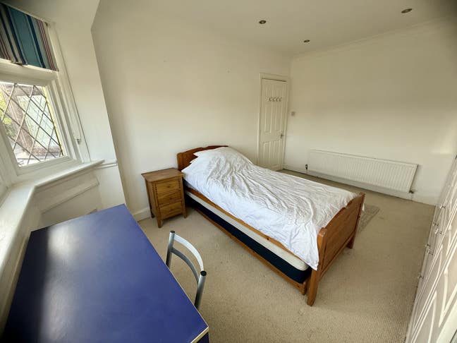 Spacious double bedroom in large house Main Photo