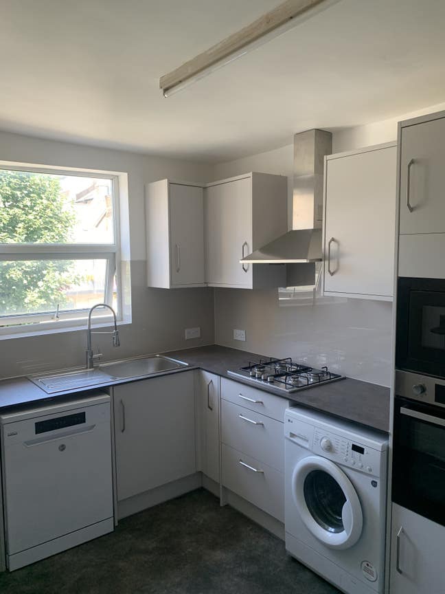 5 Double rooms available - Recently renovated Main Photo
