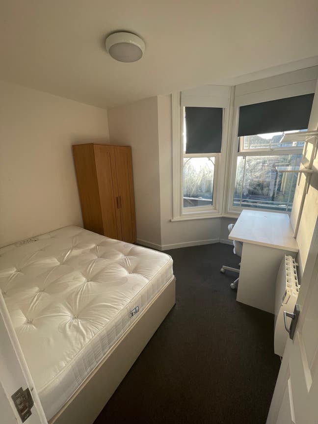 Student room available in a 3 bedroom flat  Main Photo